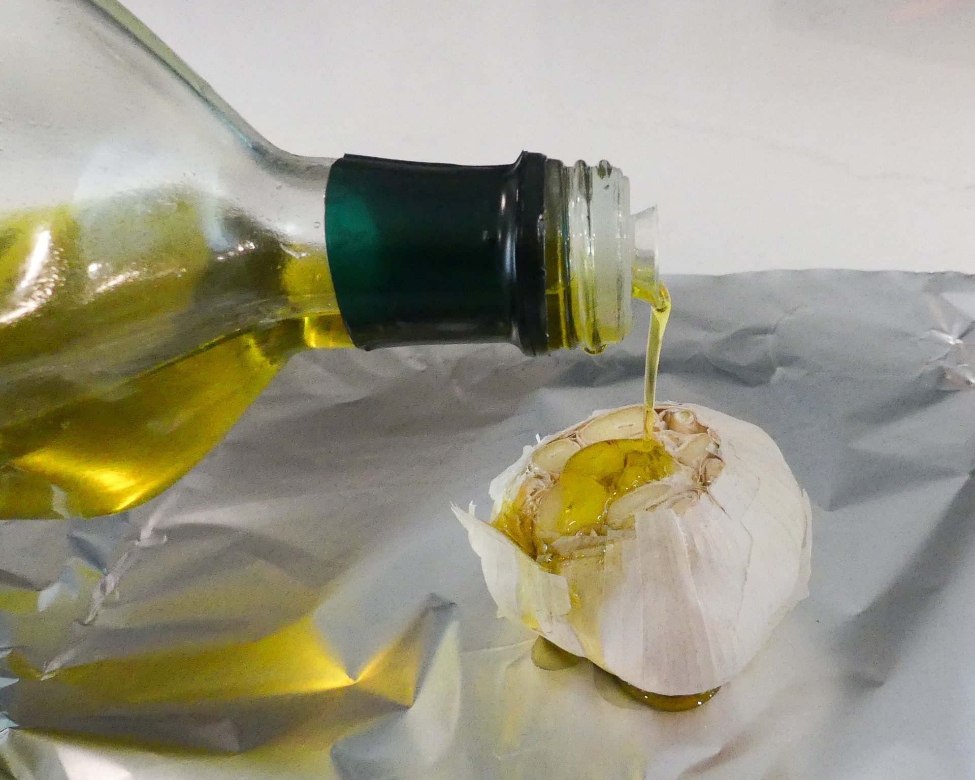 How to Roast Garlic in Aluminum Foil With Olive Oil
