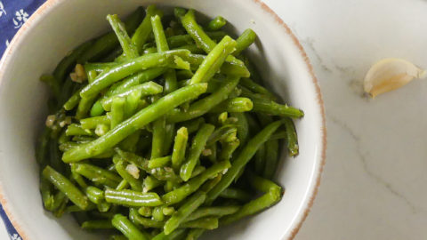 green beans with garlic and olive oil in a bowl