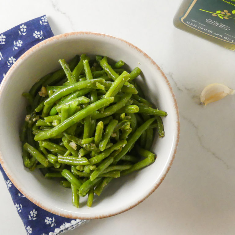 green beans with garlic and olive oil in a bowl