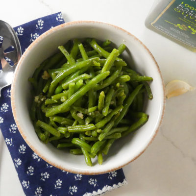 bowl of green beans with garlic